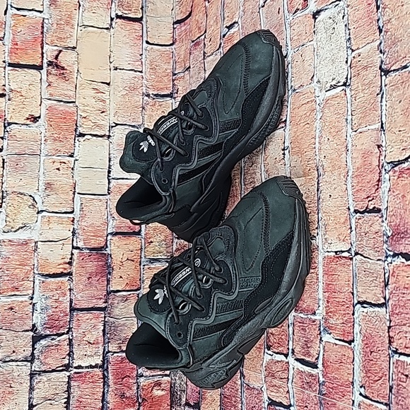 Adidas Ozweego LOWTOP SNEAKERS,  WOMANS SIZE 10 EUC - Picture 2 of 12